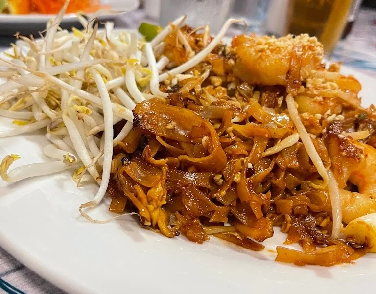 Shrimp and Pad Thai Rice noodles with Bean Sprouts