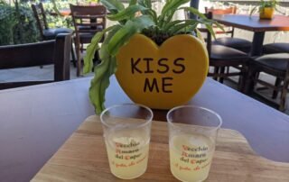 Kiss me vase and 2 drinks