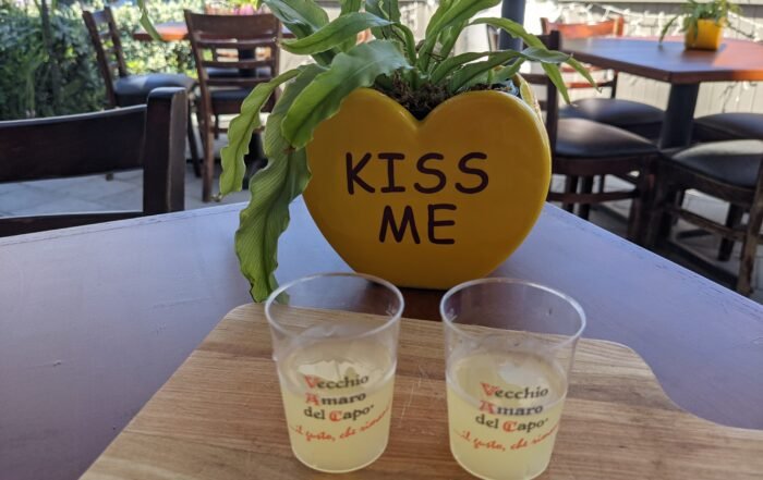 Kiss me vase and 2 drinks