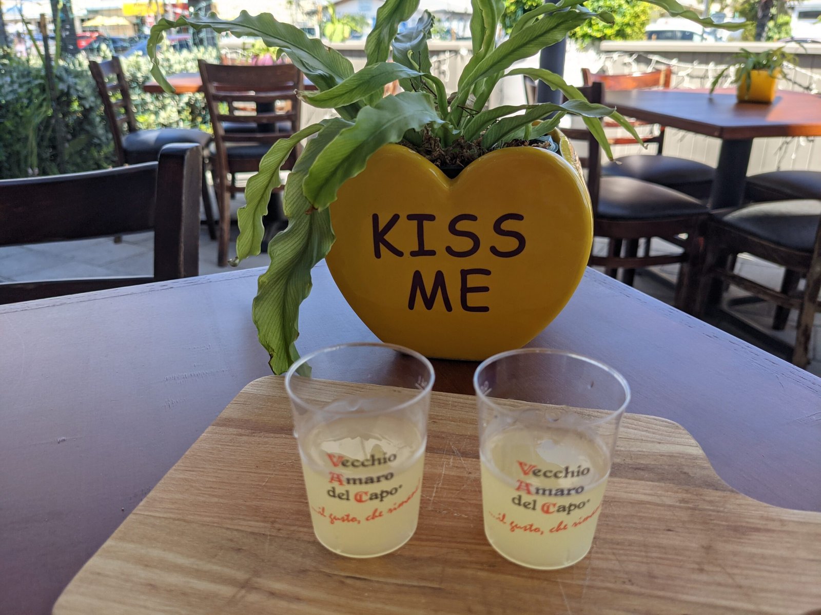 Kiss me vase and 2 drinks